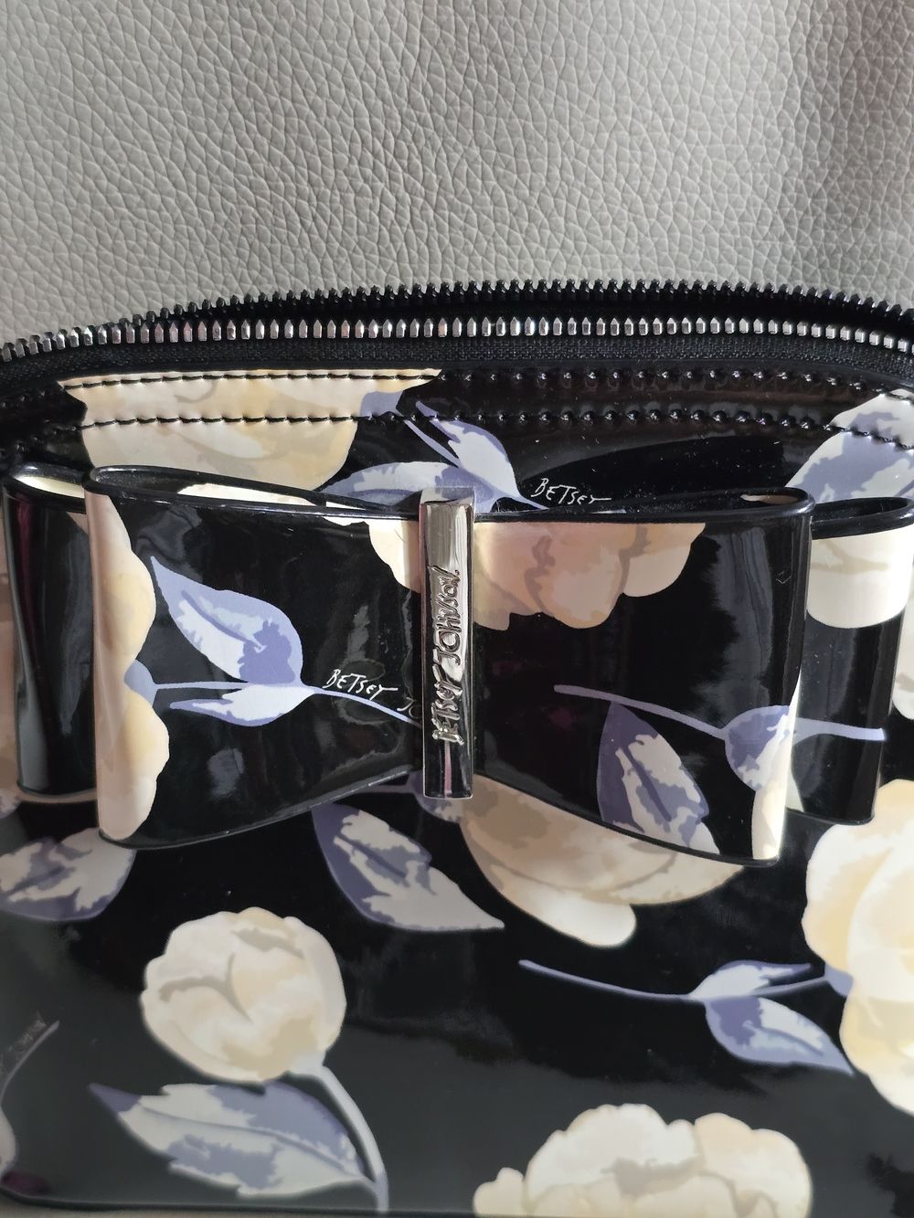 Betsy Johnson EUC Patent Crossbody Bag in Black and Cream w/ A Bow 9x8x3.75 - Picture 4 of 9